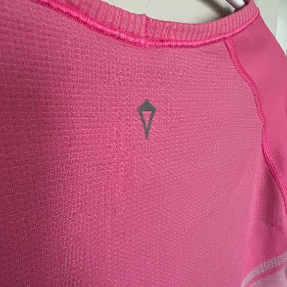 Workout top - Picture 2 of 3